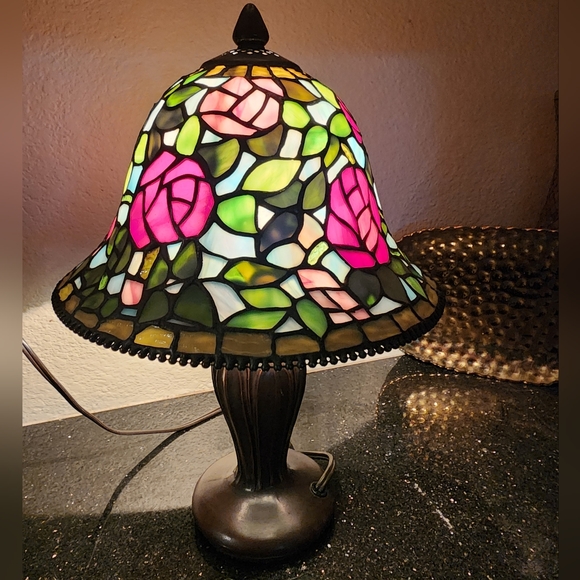 ❤️SOLD❤️ Tiffany Style Stained Glass Accent Lamp Bell Roses - Picture 4 of 8